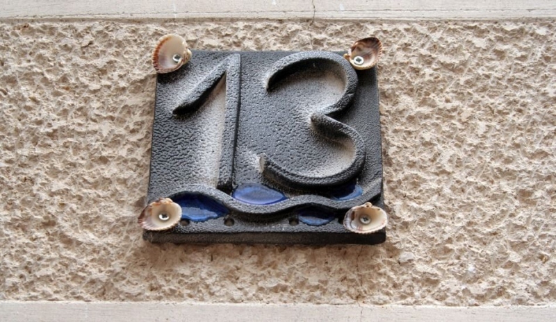 Fotografie domu s číslem třináct. 