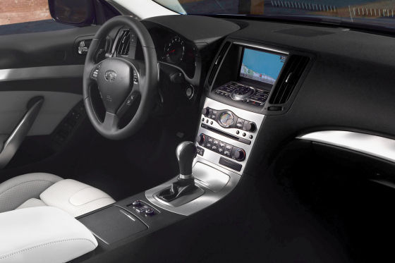 Vnitřní interiér auta Infiniti G37 Cabrio