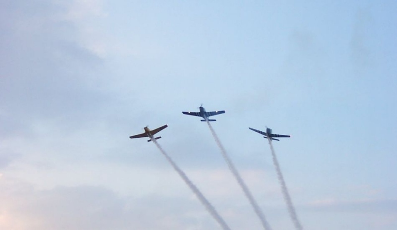 Fotografie tří letadel ve vzduchu