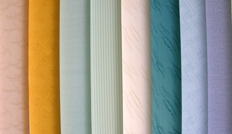 Barvy a různé typy materiálů umožňují zabudovat rolety a žaluzie do jakéhokoliv bytového prostoru