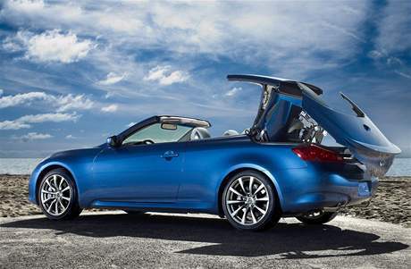 Pohled na vůz Infiniti G37 Cabrio