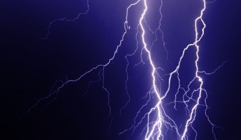 Snímek zachycující noční proud