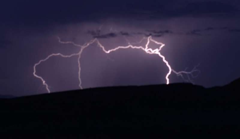 Snímek blesků na noční obloze