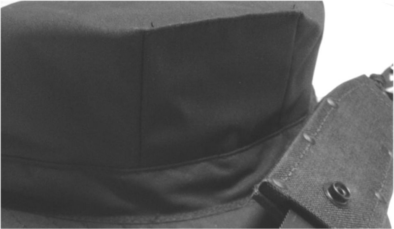 Čepice a nože bývají standardní výbavou každého Armyshopu.