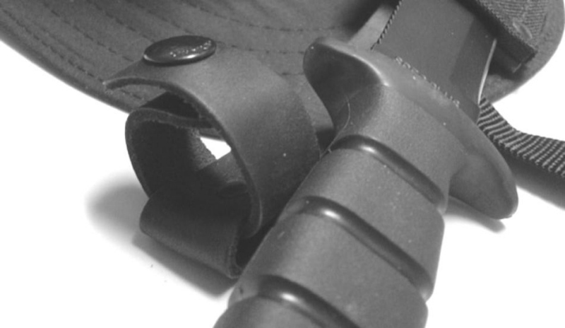 Čepice a nože bývají standardní výbavou každého Armyshopu.