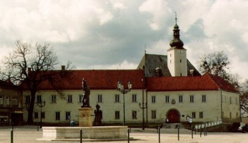 Frýdecký zámek je dominantou frýdeckého náměstí