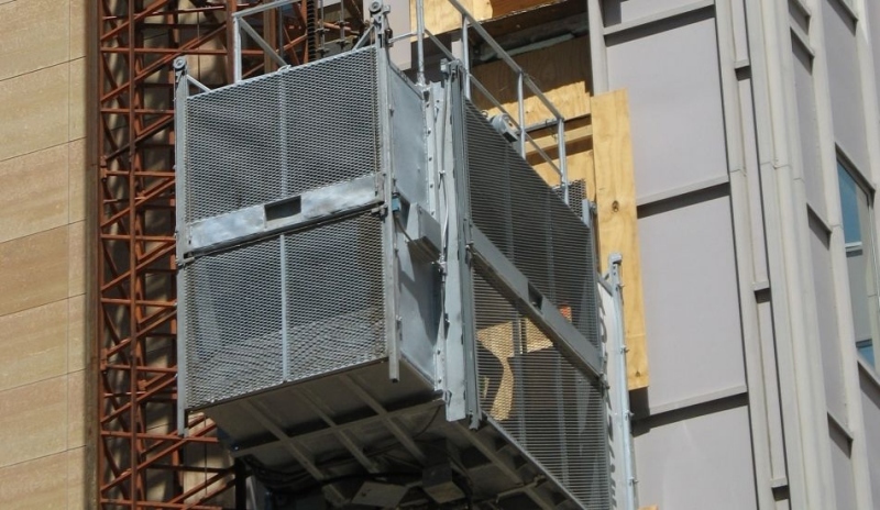 Nákladní výtah na stavbě