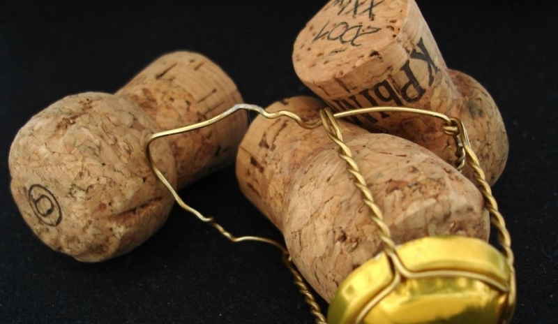 Snímek zobrazující tři korkové zátky od šampaňského
