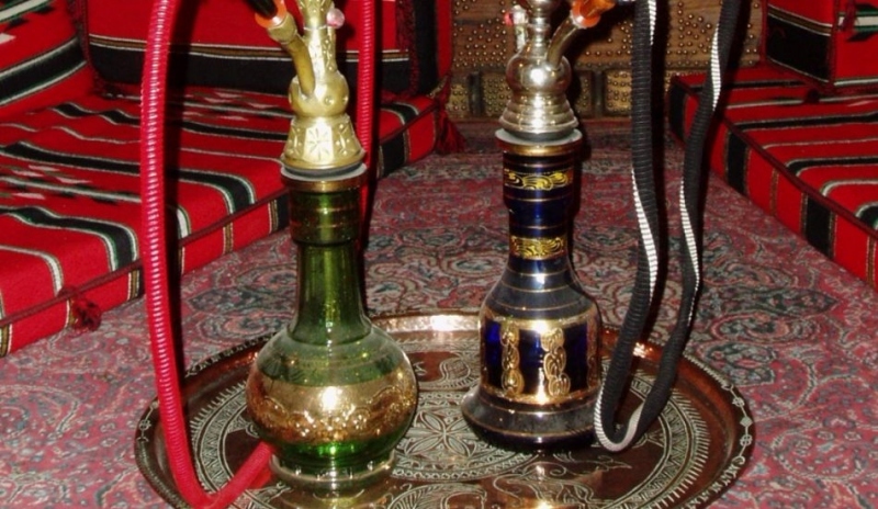 Snímek zobrazující dvě  vodní dýmky