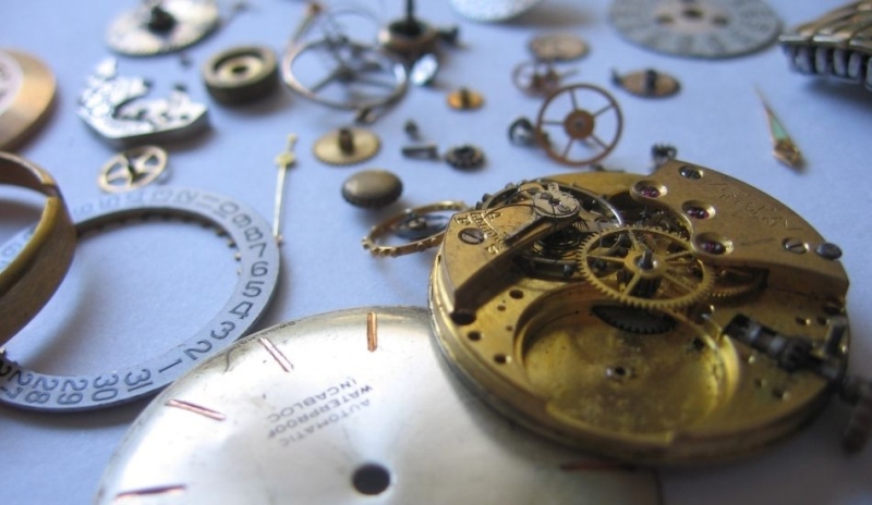 Fotografie zobrazující strojek hodinek