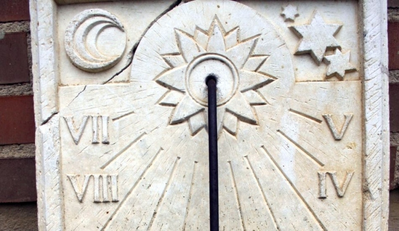 Fotografie zobrazující sluneční hodiny