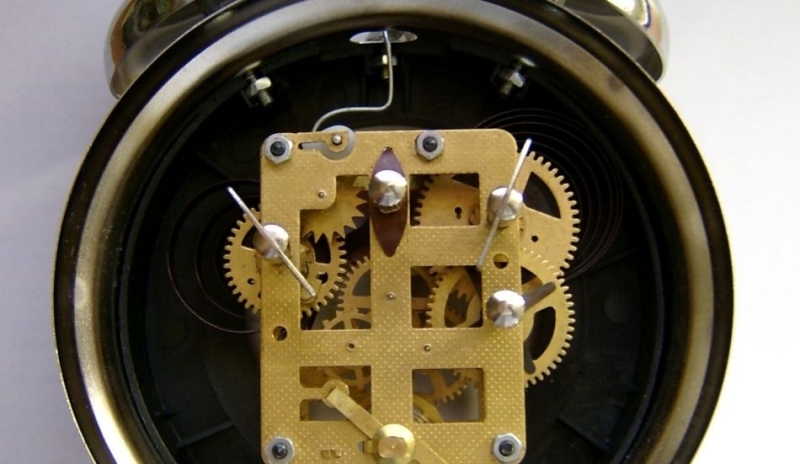 Foto strojku v budíku