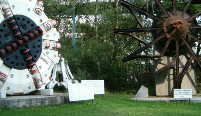 Snímek Landeku-ve venkovní expozici narazíte na stroje a zařízení souvisejícími s hornictvím.