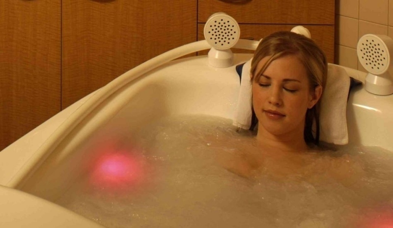Fotografie ženy, která si užívá koupel