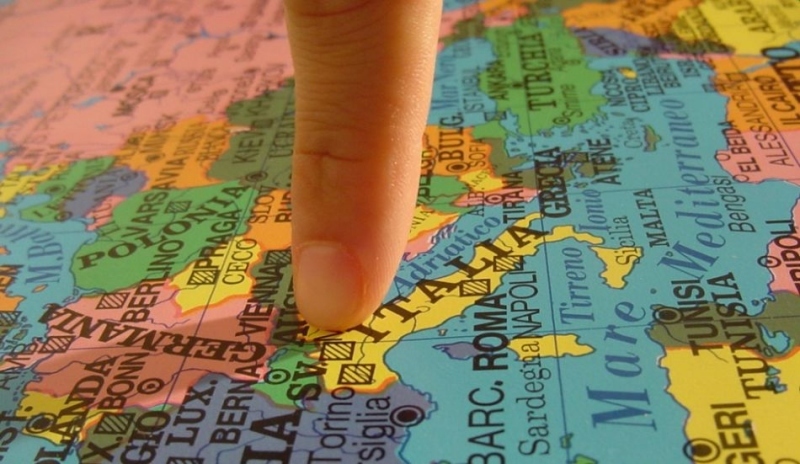 Prst na mapě ukazující Itálii