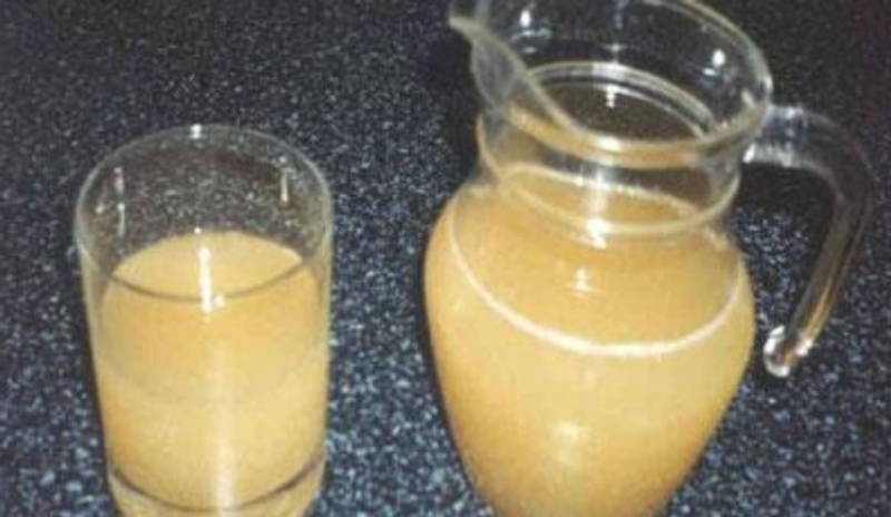 Fotografie džbánu a sklenice s burčákem