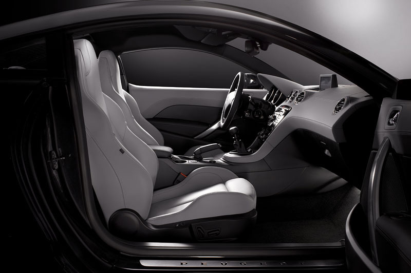 Boční pohled do interiéru vozu Peugeot RCZ