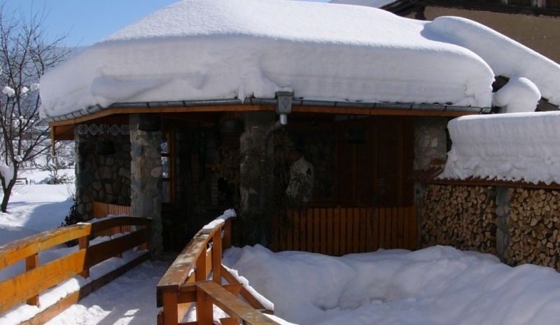 Fotografie zasněženého domu