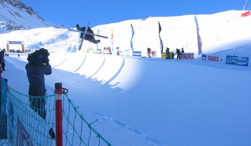 Fotografie závodníka na snowboardu