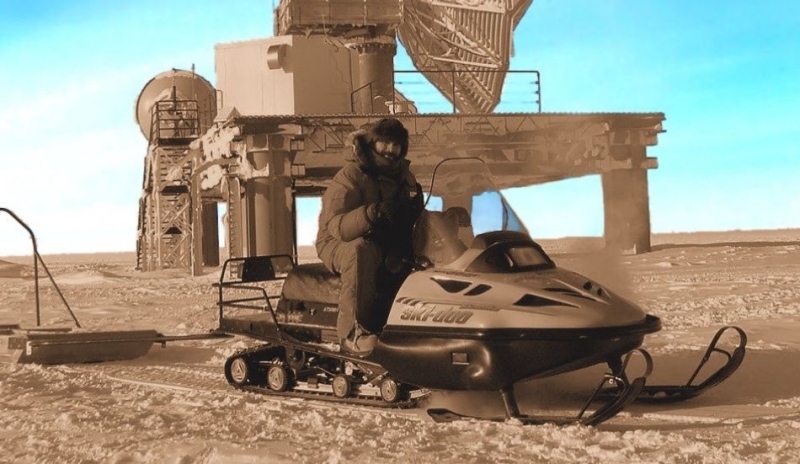 Fotografie sněžného  skutru, ketrý  může  být pracovní nebo sportovní