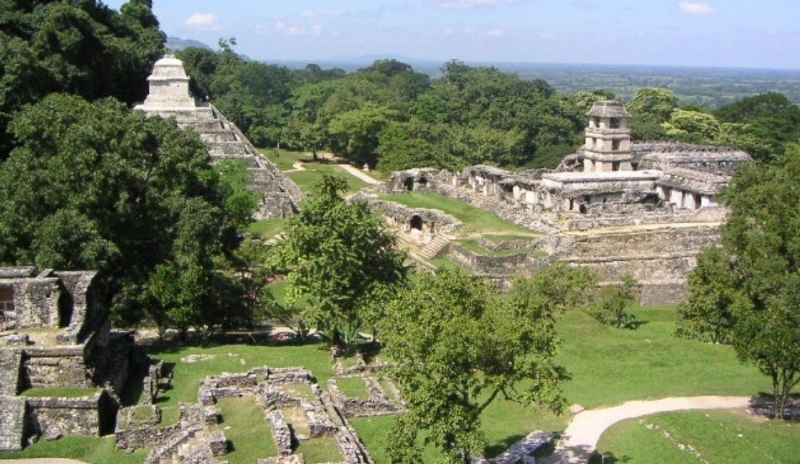 Fotografie zobrazující dávné stavby Mayů a Aztéků v Mexiku