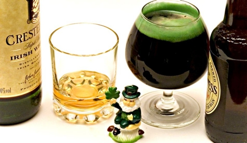 Dvě skleničky s láhvemi Irské whisky 