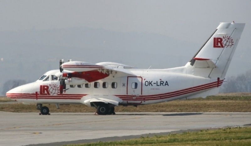 Fotografie letadla stojícího na dráze