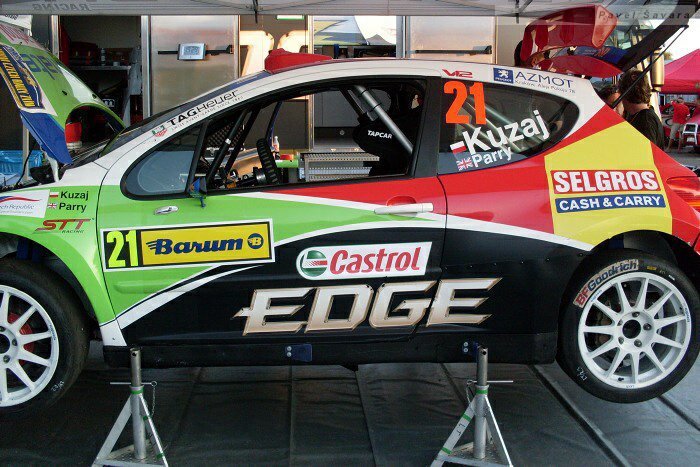 Pohled na zaparkovaný automobil