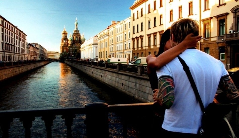 Snímek zobrazující líbání muže a ženy