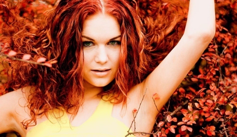 Foto ženy přitahující svou barvou a elegancí