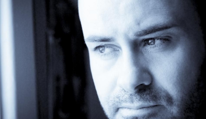 Detailní pohled na zamyšleného muže