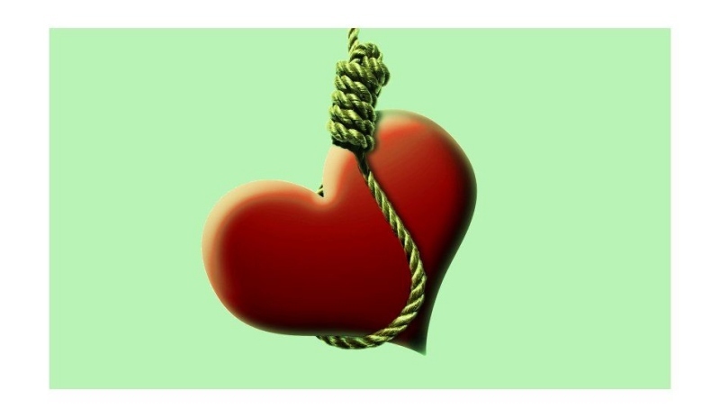 Fotografie zobrazující červené srdce v oprátce