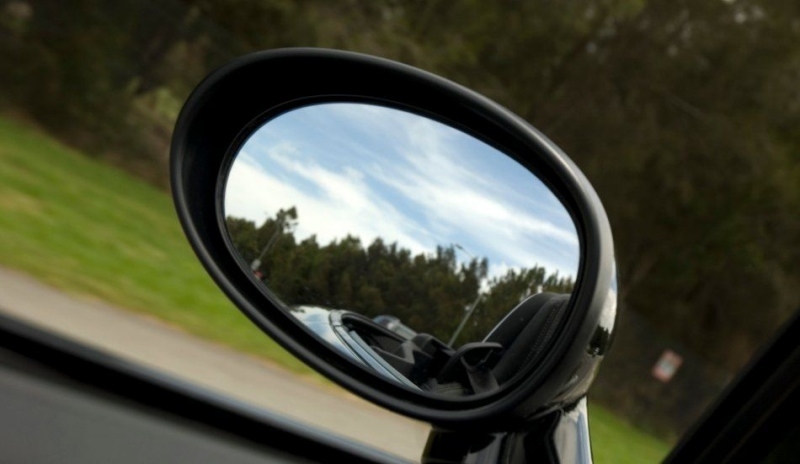 Fotografie zpětného zrcátka automobilu