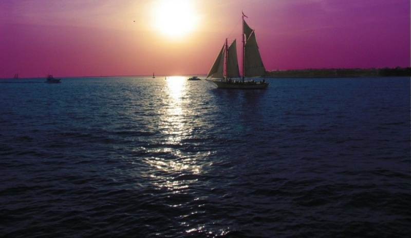 Fotografie zobrazující jachtu na moři