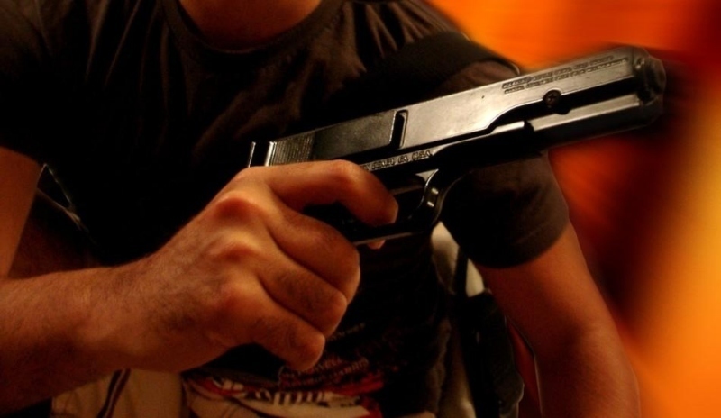 Ruka držící zbraň