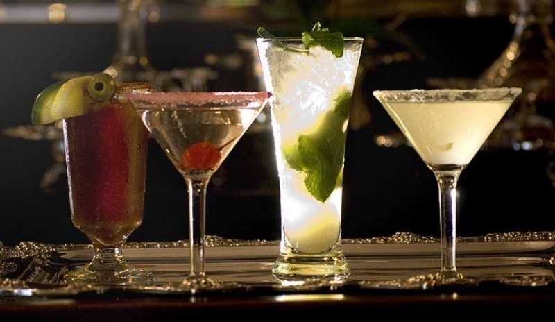 Čtyři sklenice míchaných drinků