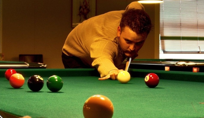 Fotografie muže hrajícího kulečník