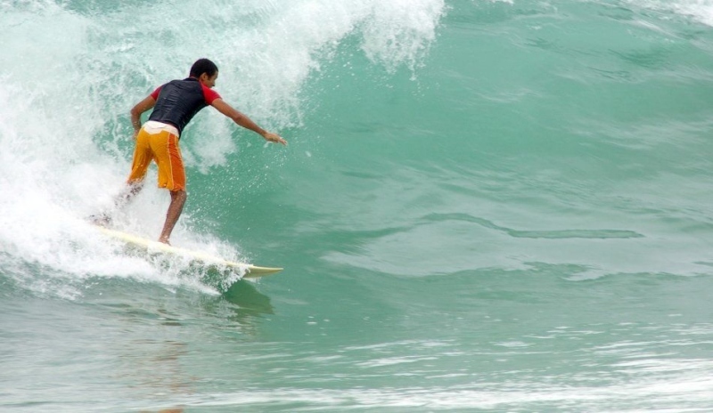 Fotografie muže na surfu