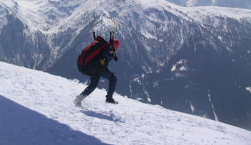 Fotografie muže, který se chystá na paragliding