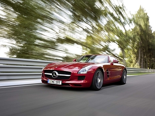 Automobil Mercedes-Benz SLS AMG červené barvy