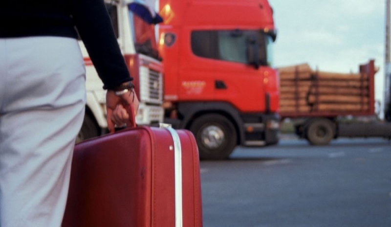 Ruka držící červený kufr