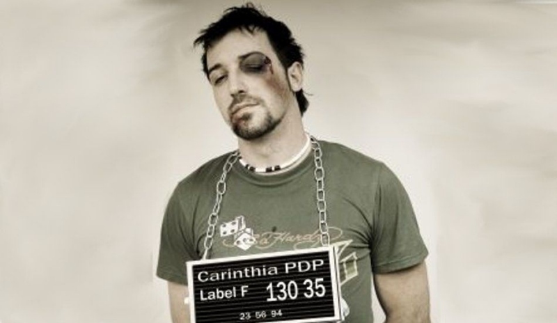 Fotografie zobrazující zatčení muže