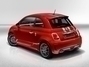 Osobní automobil červené barvy Fiat Abarth 695 Tributo Ferrari