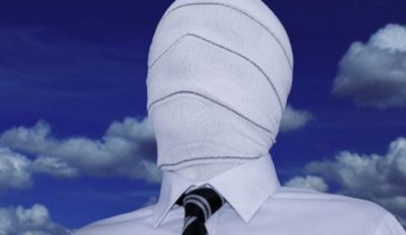 Fotografie muže s ovázaným obličejem