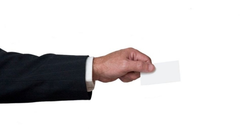 Fotografie ruky s vizitkou