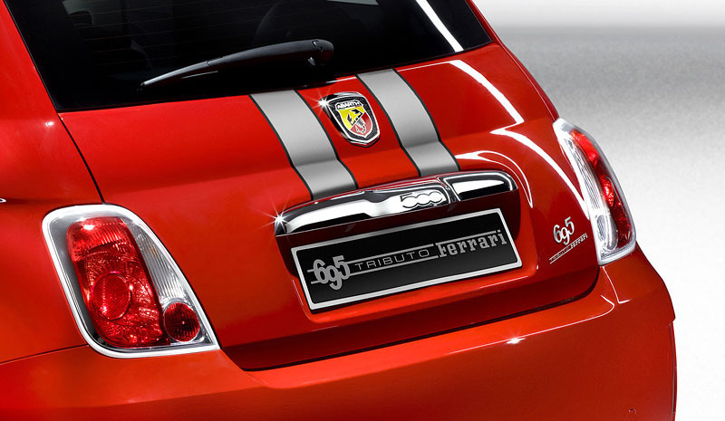 Pohled na zadní část vozu Fiat Abarth 695 Tributo Ferrari
