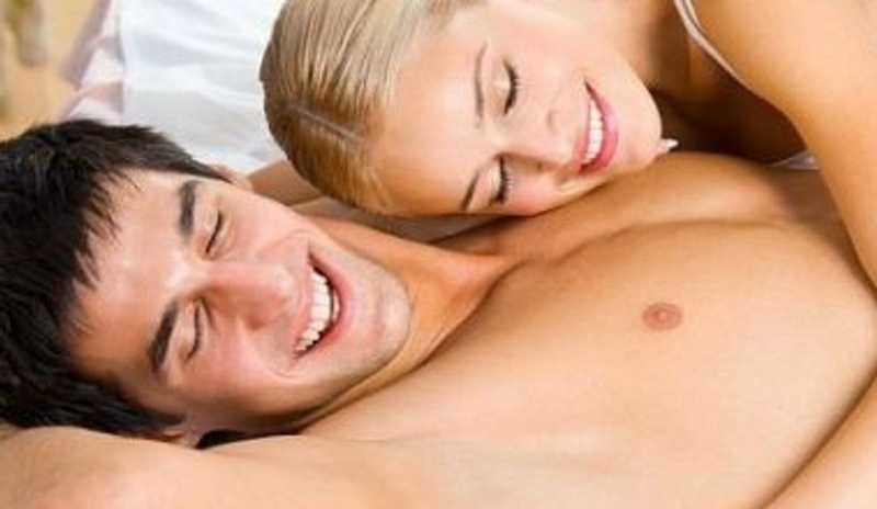 Fotografie ženy a muže ležících na posteli