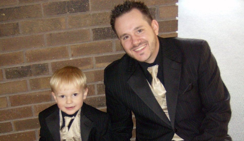 Snímek muže a chlapečka v obleku