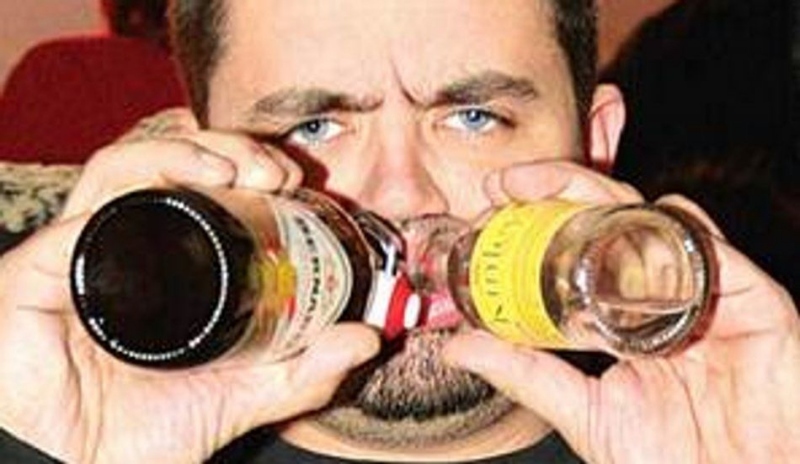 Pavel Novotný s dvěma láhvemi u pusy