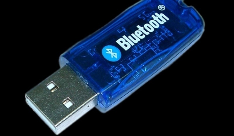 Vysílač Bluetooth připojitelný do portu USB.